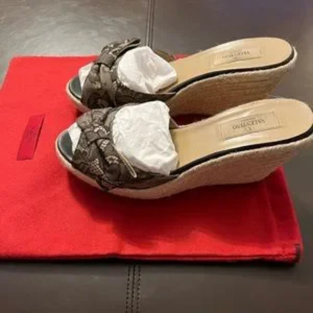 Authentic Valentino Garavani lace overlay espadrille wedges. Size EU 40.